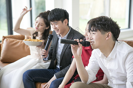 青年聚會(huì)唱歌高清圖片